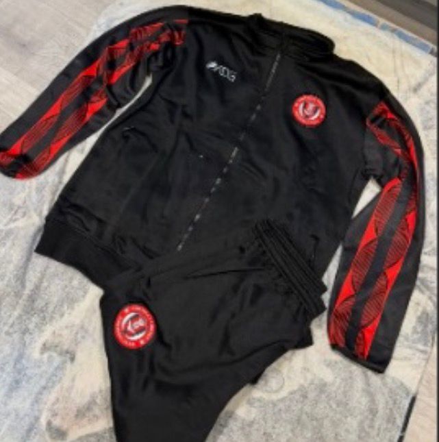 Sleeves Wave Tracksuit - Black tracksuit with red wave sleeve detail